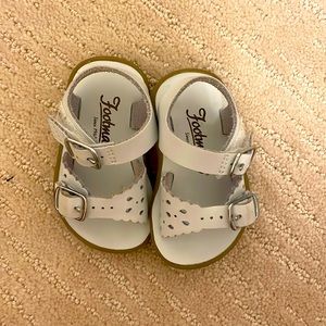 Footmates size 2 toddlerwhite sandal
